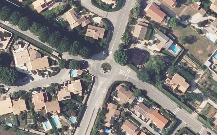Vue aérienne du Rond-point anonyme n°142730865