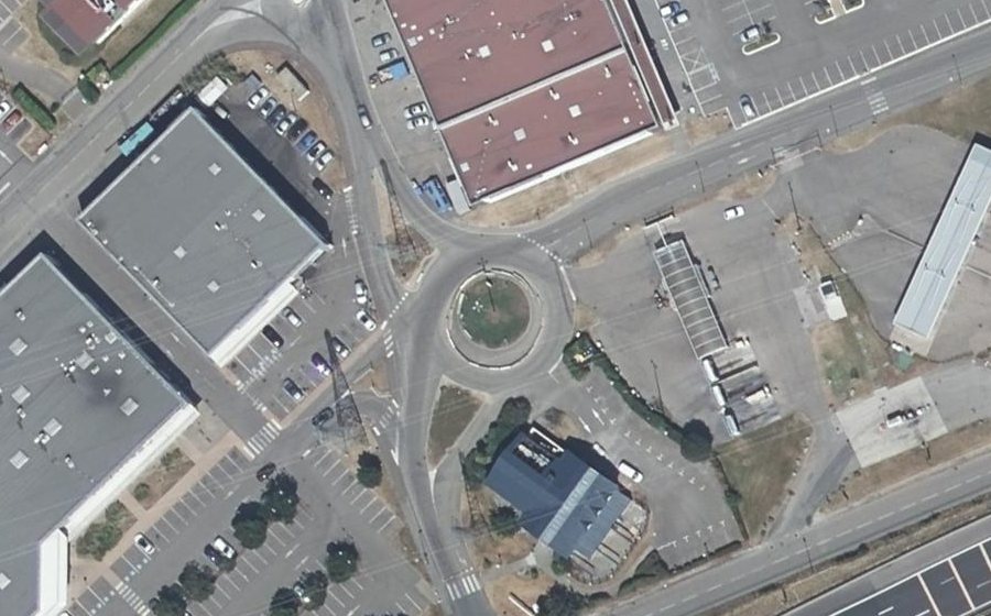Vue aérienne du Rond-point anonyme n°142748444
