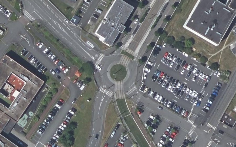 Vue aérienne du Rond-point anonyme n°142749824