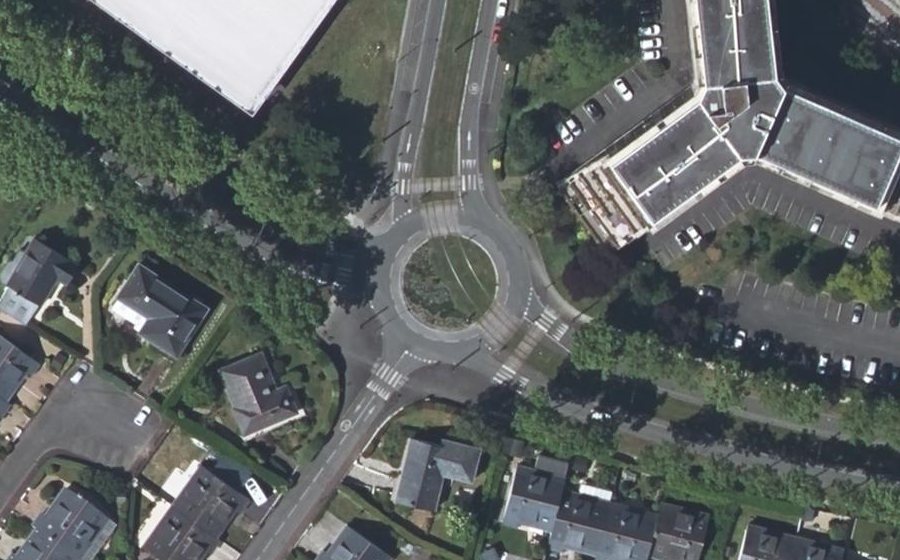 Vue aérienne du Rond-point anonyme n°142750208