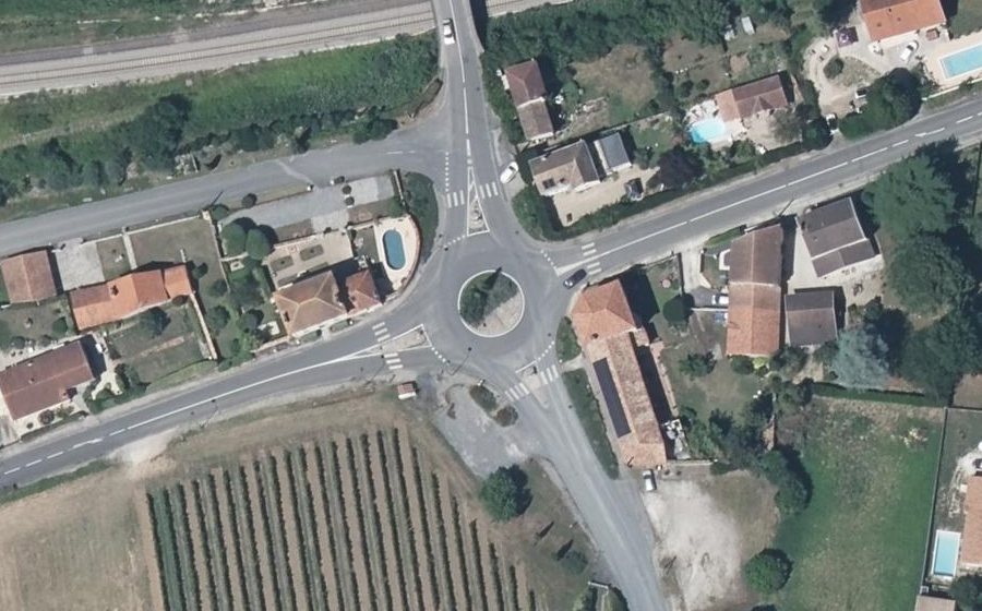 Vue aérienne du Rond-point anonyme n°142798248