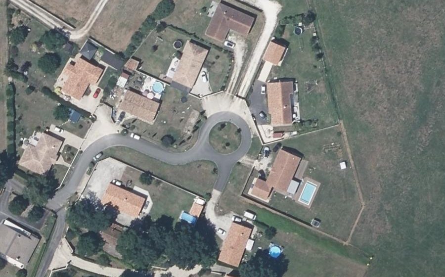 Vue aérienne du Rond-point anonyme n°142798250