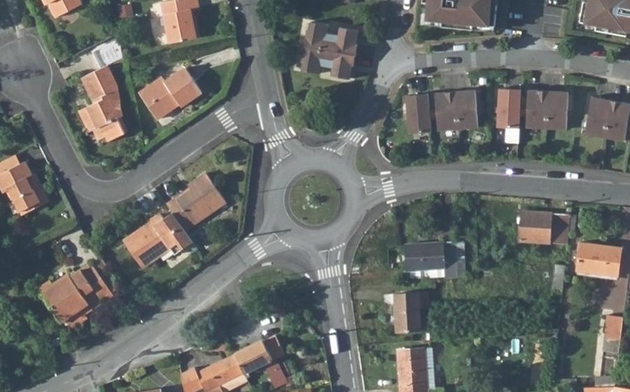 Vue aérienne du Rond-point anonyme n°142804483