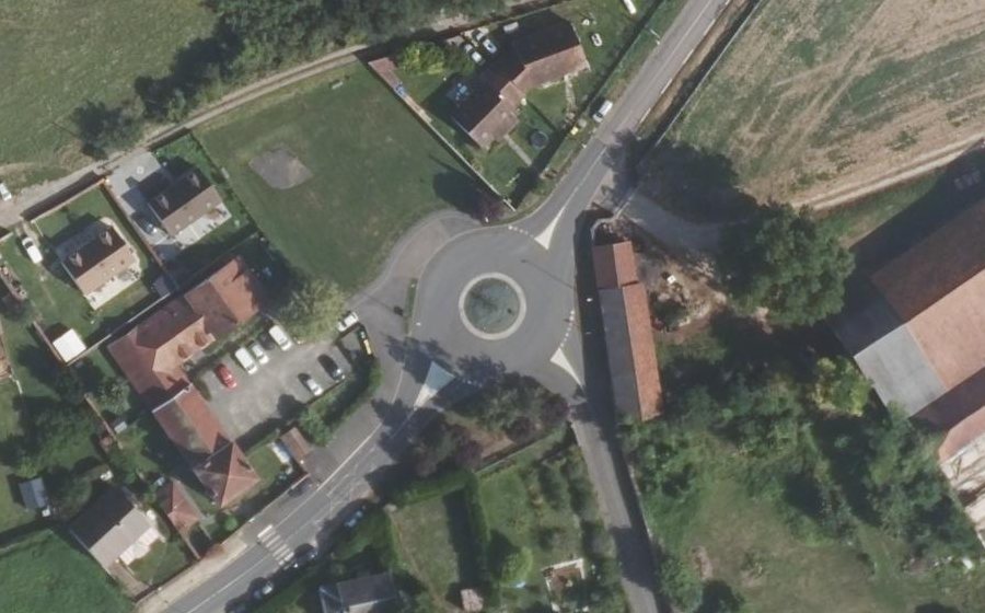 Vue aérienne du Rond-point anonyme n°142804673