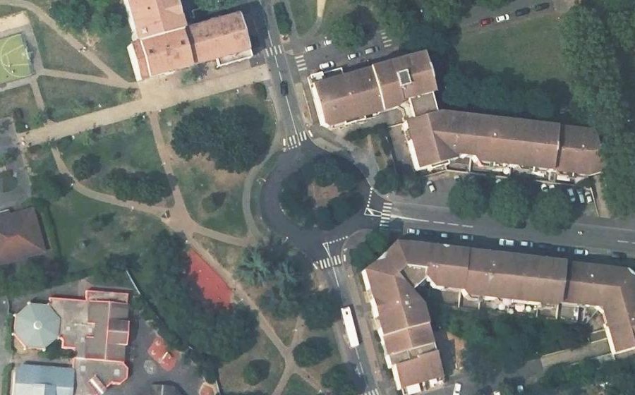 Vue aérienne du Rond-point anonyme n°1428370649