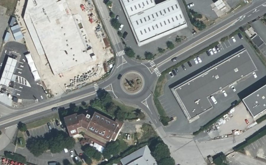 Vue aérienne du Rond-point anonyme n°142883229