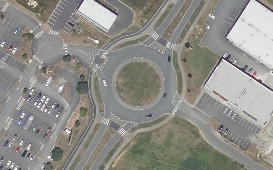 Vue aérienne du Rond-point anonyme n°142884068