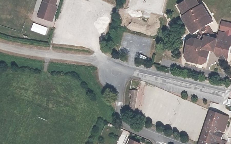 Vue aérienne du Rond-point anonyme n°142887323