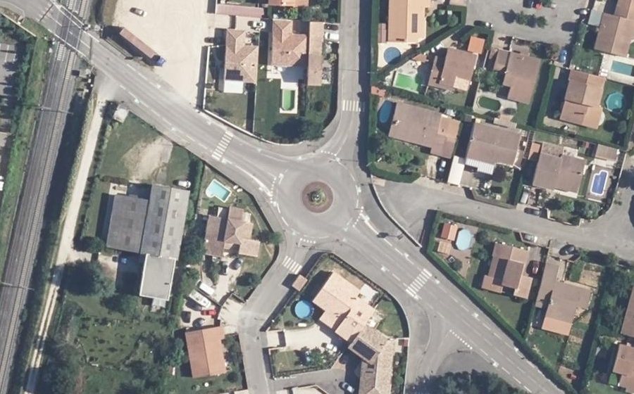 Vue aérienne du Rond-point anonyme n°142895141