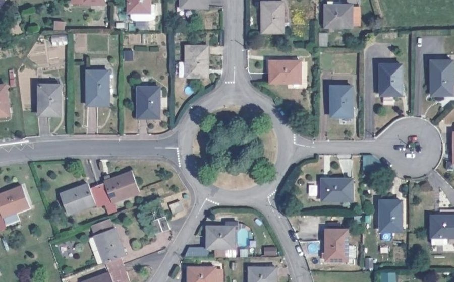 Vue aérienne du Rond-point anonyme n°142925520