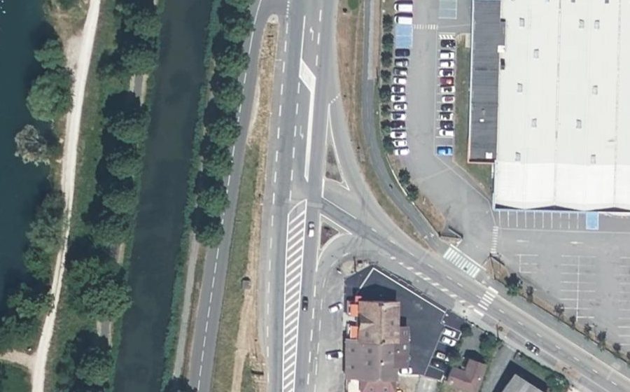 Vue aérienne du Rond-point anonyme n°1429660790