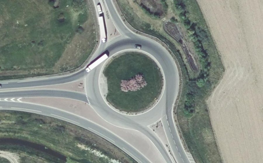 Vue aérienne du Rond-point anonyme n°142966953