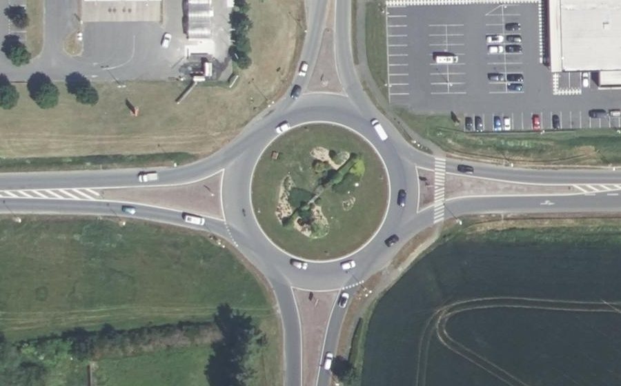 Vue aérienne du Rond-point anonyme n°142969431