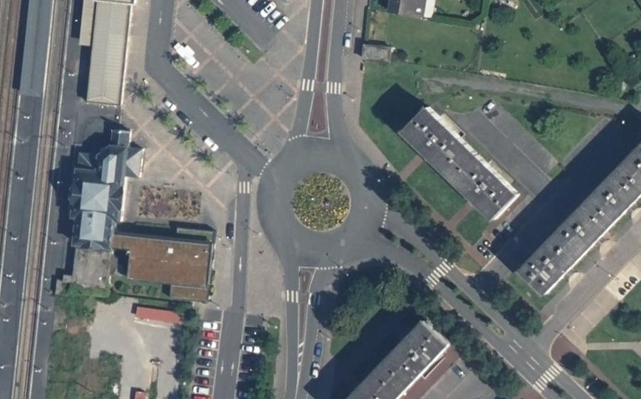 Vue aérienne du Rond-point anonyme n°142993916