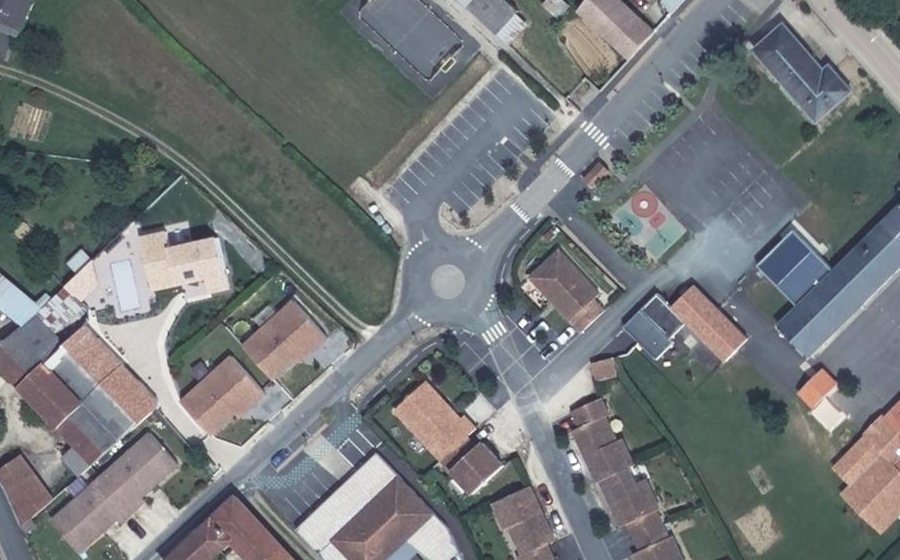 Vue aérienne du Rond-point anonyme n°1430463139
