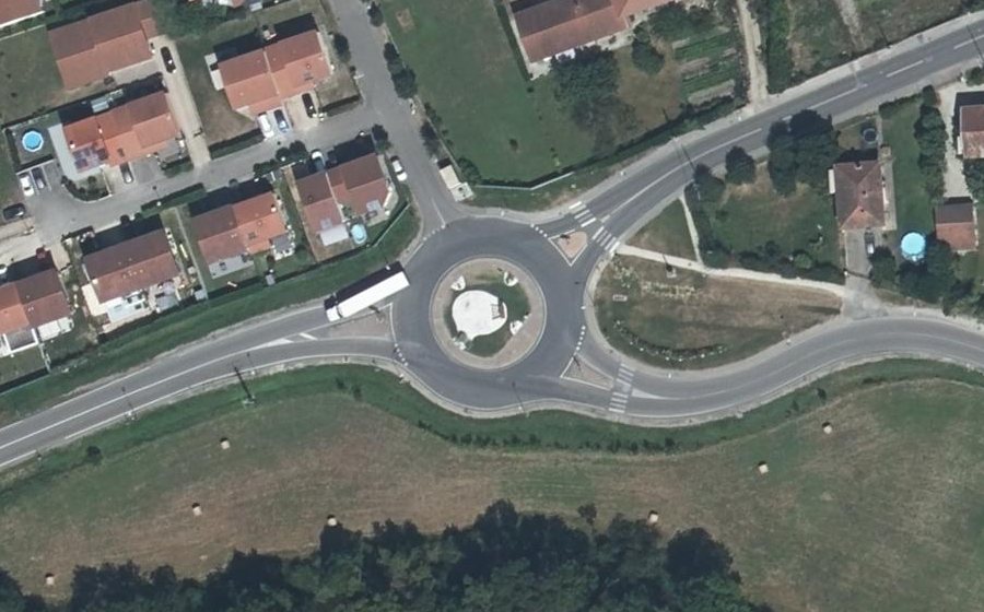 Vue aérienne du Rond-point anonyme n°143088940