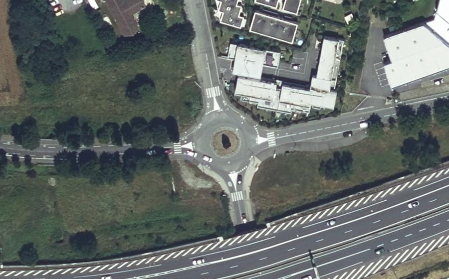 Vue aérienne du Rond-point anonyme n°143136073