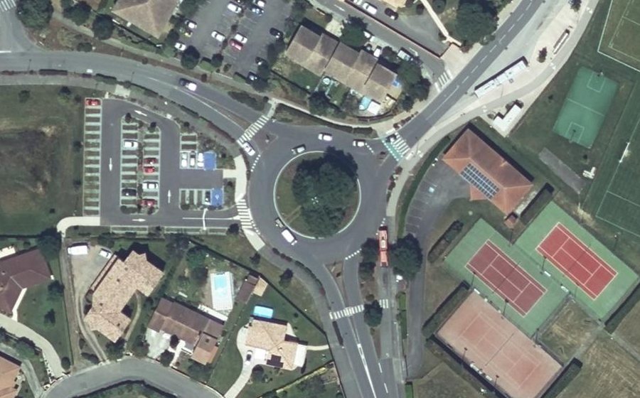 Vue aérienne du Rond-point anonyme n°143149230