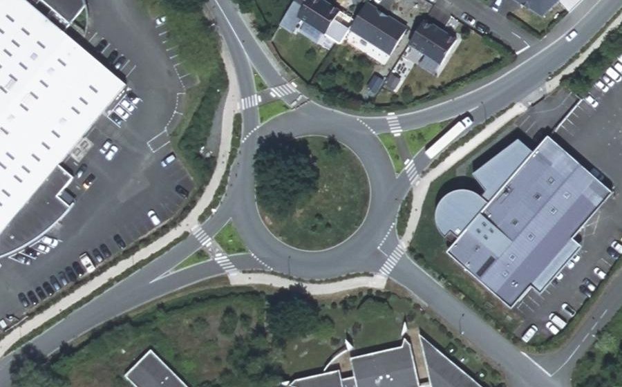 Vue aérienne du Rond-point anonyme n°143232734