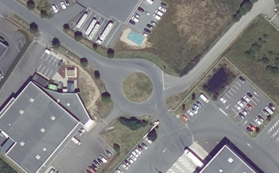 Vue aérienne du Rond-point anonyme n°143242468