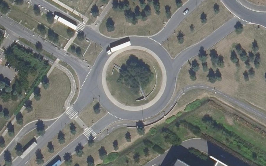 Vue aérienne du Rond-point anonyme n°143432835