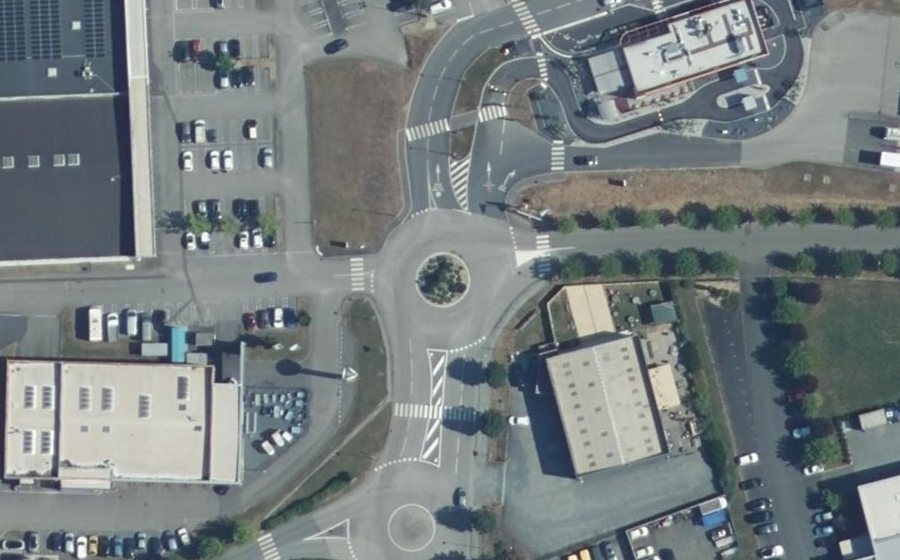 Vue aérienne du Rond-point anonyme n°1435041690