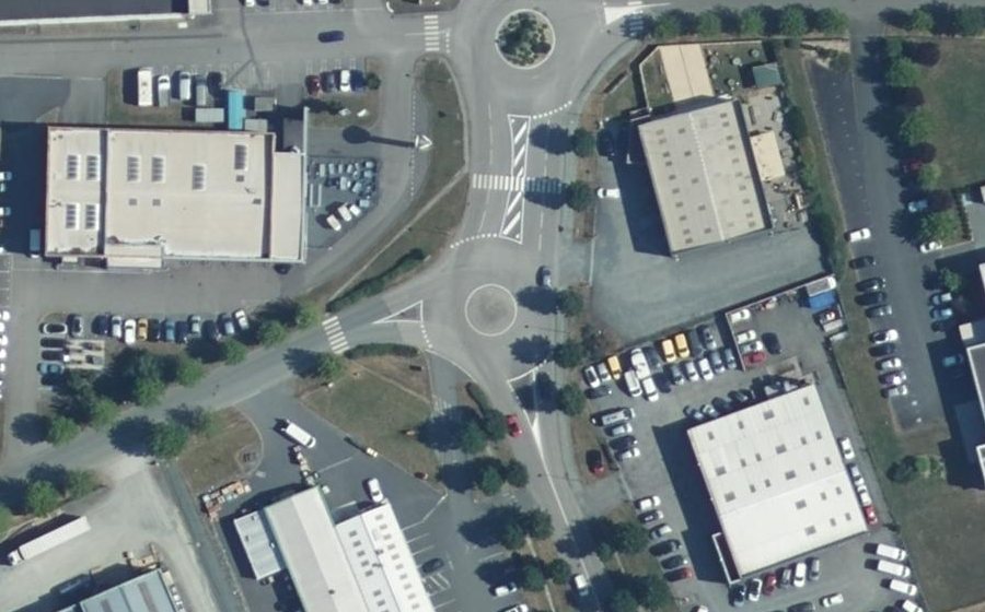 Vue aérienne du Rond-point anonyme n°1435041692