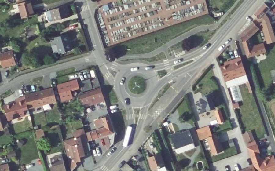 Vue aérienne du Rond-point anonyme n°143519720
