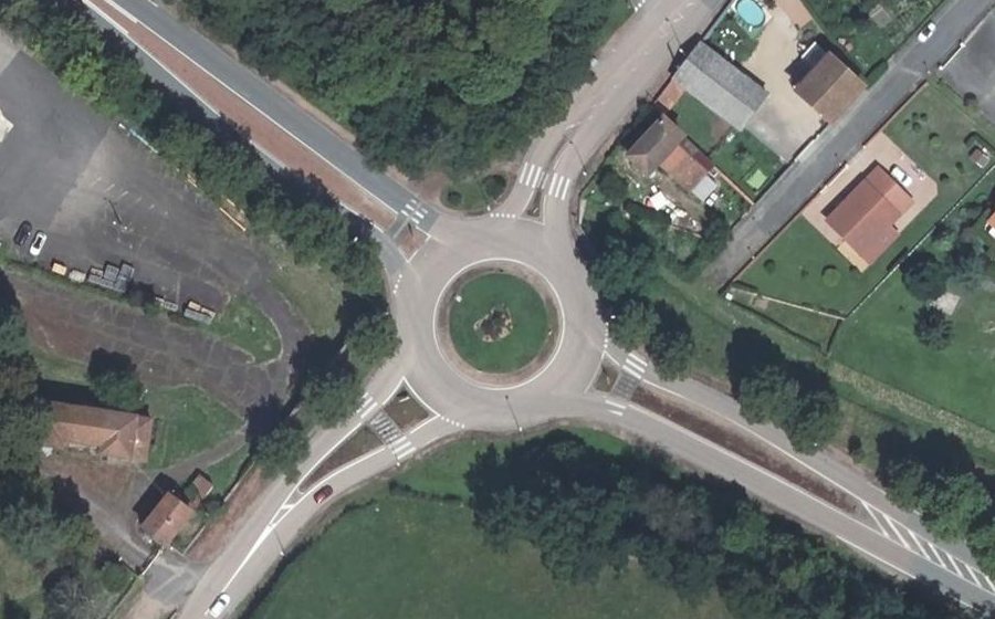 Vue aérienne du Rond-point anonyme n°143520701