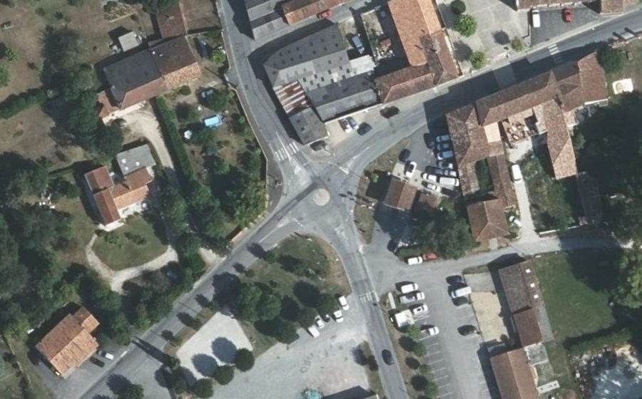 Vue aérienne du Rond-point anonyme n°143560352