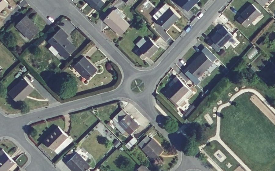 Vue aérienne du Rond-point anonyme n°143561864