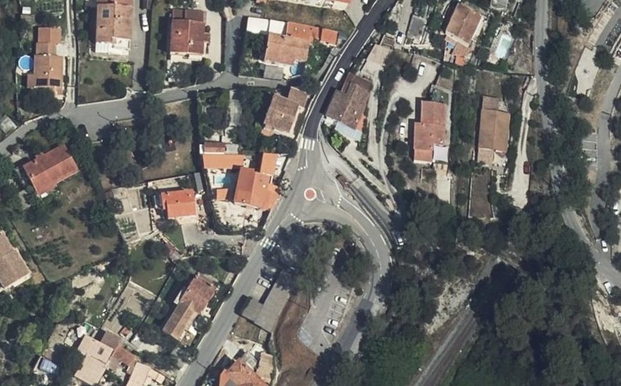 Vue aérienne du Rond-point anonyme n°1435748502