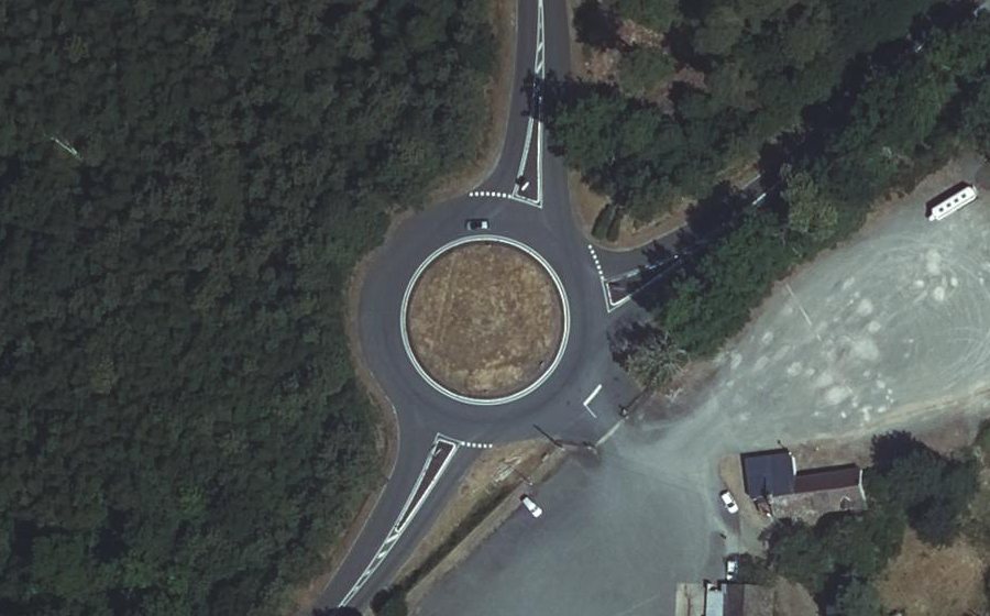Vue aérienne du Rond-point anonyme n°143575915