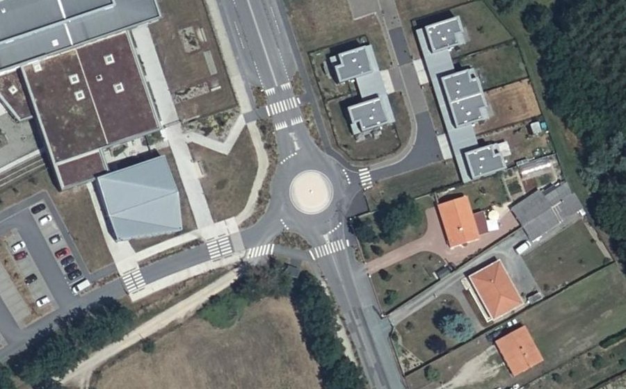 Vue aérienne du Rond-point anonyme n°1436350652