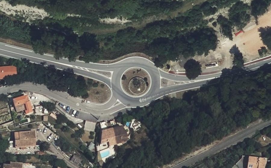 Vue aérienne du Rond-point anonyme n°143681210