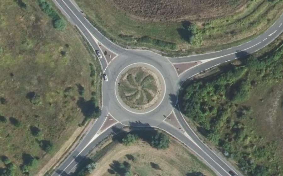 Vue aérienne du Rond-point anonyme n°143737949