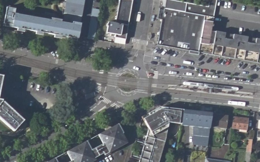Vue aérienne du Rond-point anonyme n°143812802