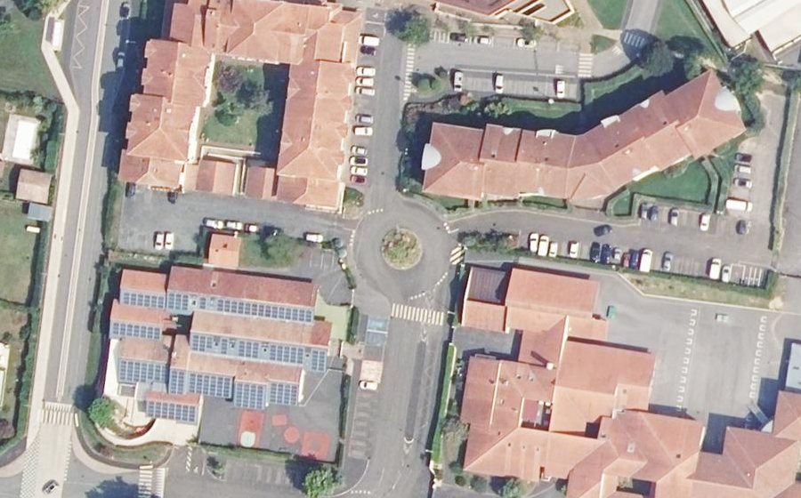 Vue aérienne du Rond-point anonyme n°143827125