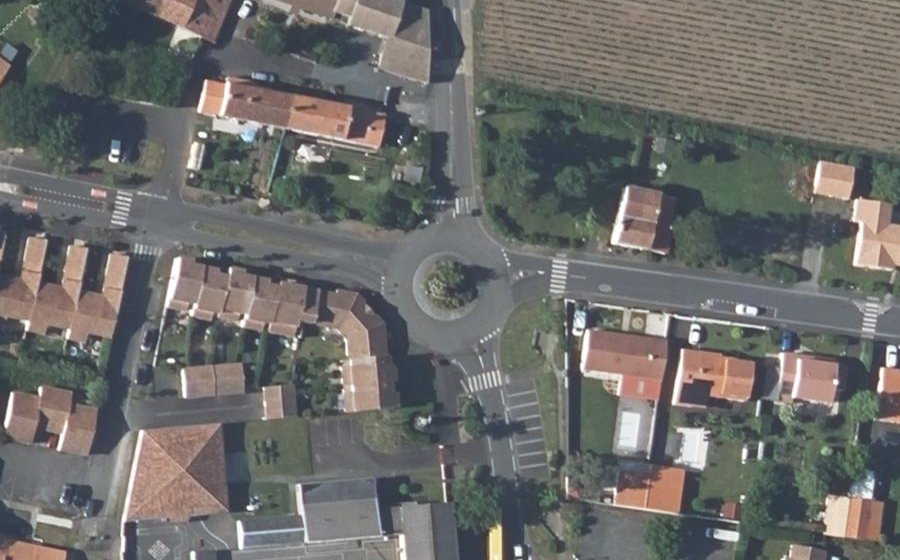 Vue aérienne du Rond-point anonyme n°143829426