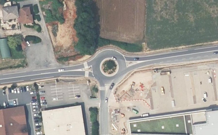 Vue aérienne du Rond-point anonyme n°143866351