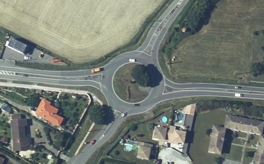 Vue aérienne du Rond-point anonyme n°143869209