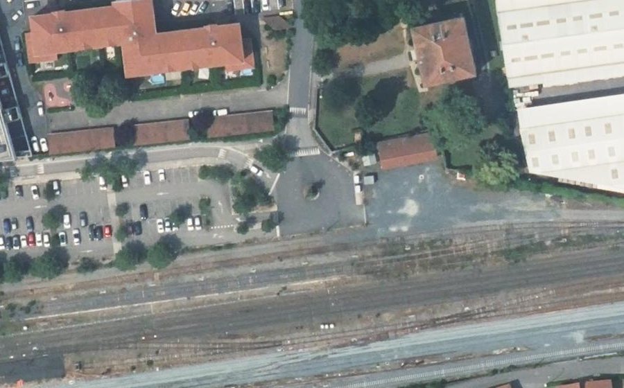 Vue aérienne du Rond-point anonyme n°143869801