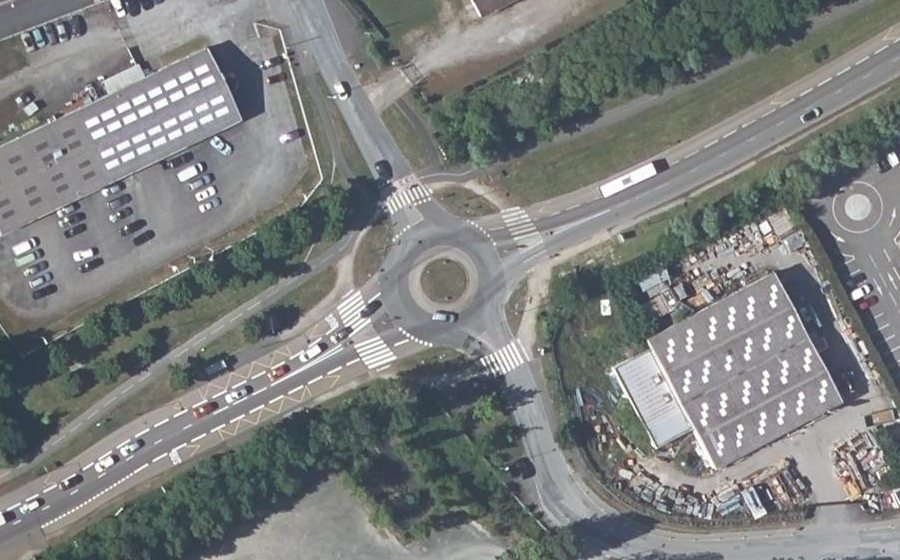 Vue aérienne du Rond-point anonyme n°143873404