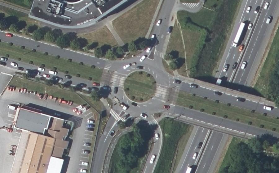 Vue aérienne du Rond-point anonyme n°143898833