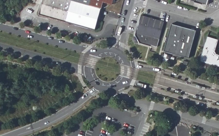 Vue aérienne du Rond-point anonyme n°143898836