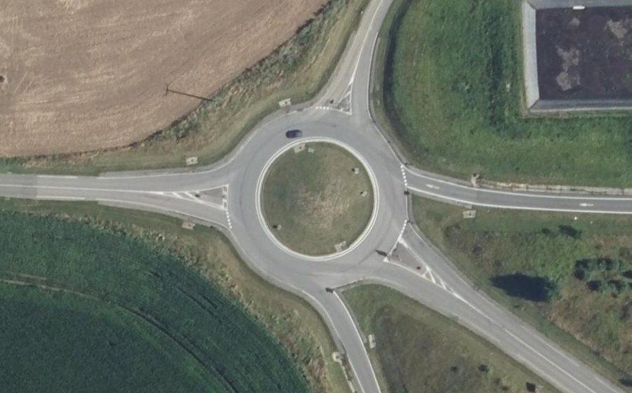 Vue aérienne du Rond-point anonyme n°143899713