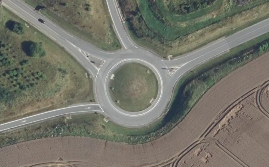 Vue aérienne du Rond-point anonyme n°143899724