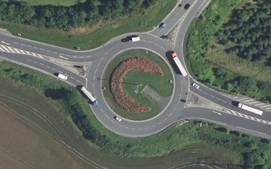 Vue aérienne du Rond-point anonyme n°143901978