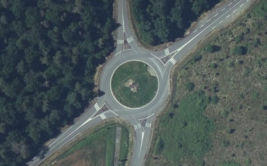 Vue aérienne du Rond-point anonyme n°143903401