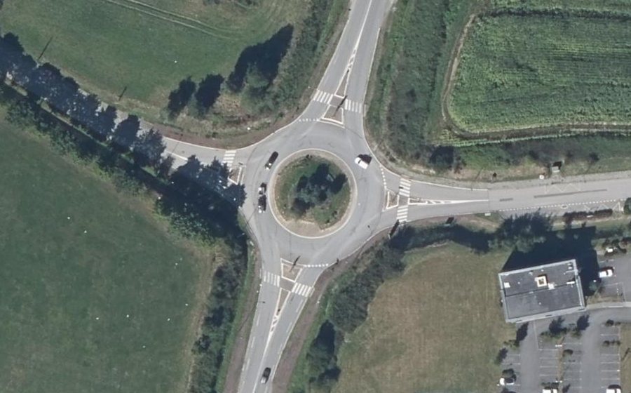 Vue aérienne du Rond-point anonyme n°143904994